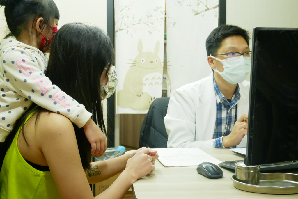 部落客與醫生減重諮詢,了解身體狀況與飲食習慣給予建議