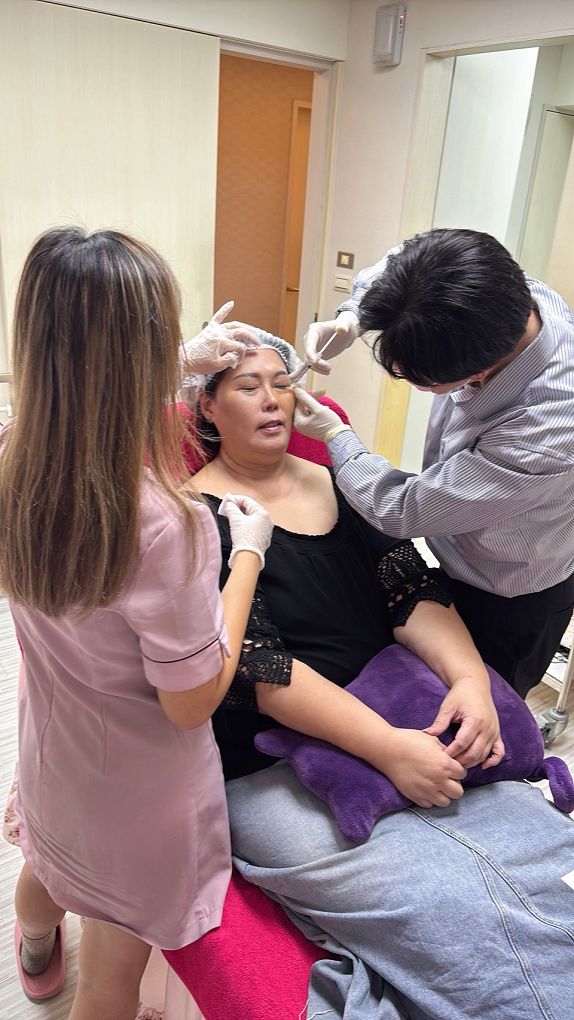 淚溝眼袋療程推薦 彥靚診所 黃政達醫師 不動刀就能告別疲憊感,自然感才是王道! 5 玻尿酸 淚溝 眼袋 肉毒 除皺 皺紋 抬頭紋 皺眉 木偶紋 法令紋 黑眼圈 熊貓針 墊下巴 下顎線 筋膜拉提 下垂 拉提 效果 費用 價格 彥靚診所 醫美 門診 醫生 桃園 台北 新竹 Dcard ppt 115062204