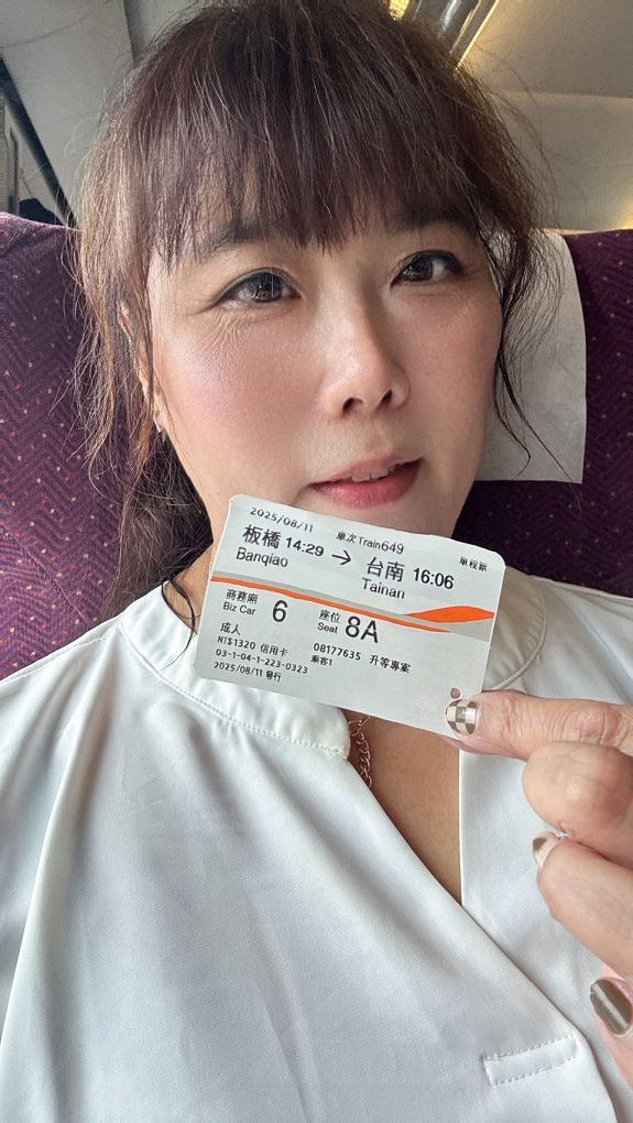 淚溝眼袋療程推薦 彥靚診所 黃政達醫師 不動刀就能告別疲憊感,自然感才是王道! 13 玻尿酸 淚溝 眼袋 肉毒 除皺 皺紋 抬頭紋 皺眉 木偶紋 法令紋 黑眼圈 熊貓針 墊下巴 下顎線 筋膜拉提 下垂 拉提 效果 費用 價格 彥靚診所 醫美 門診 醫生 桃園 台北 新竹 Dcard ppt 115062214